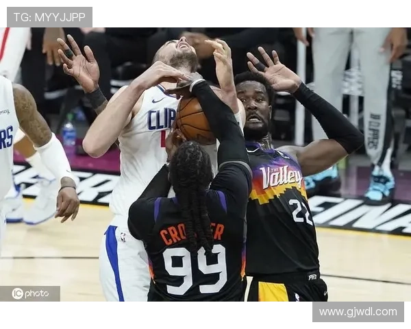 史密斯高抛精准传球 艾顿空接暴扣震撼全场