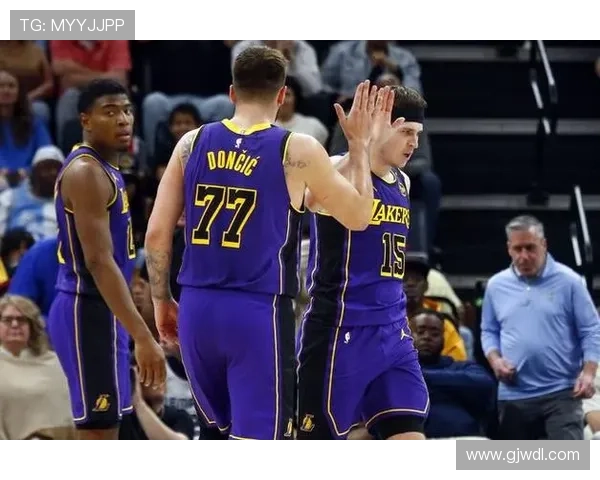 太阳记者反击湖人球迷质疑东契奇上场对里夫斯51分的影响