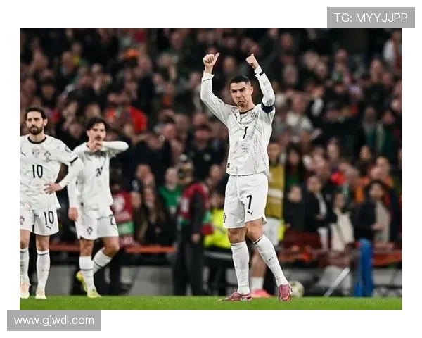 C罗因肘击染红被禁赛葡萄牙足协希望他下轮以观众身份出席比赛 C罗因肘击染红被禁赛葡萄牙足协希望他下轮以观众身份出席比赛